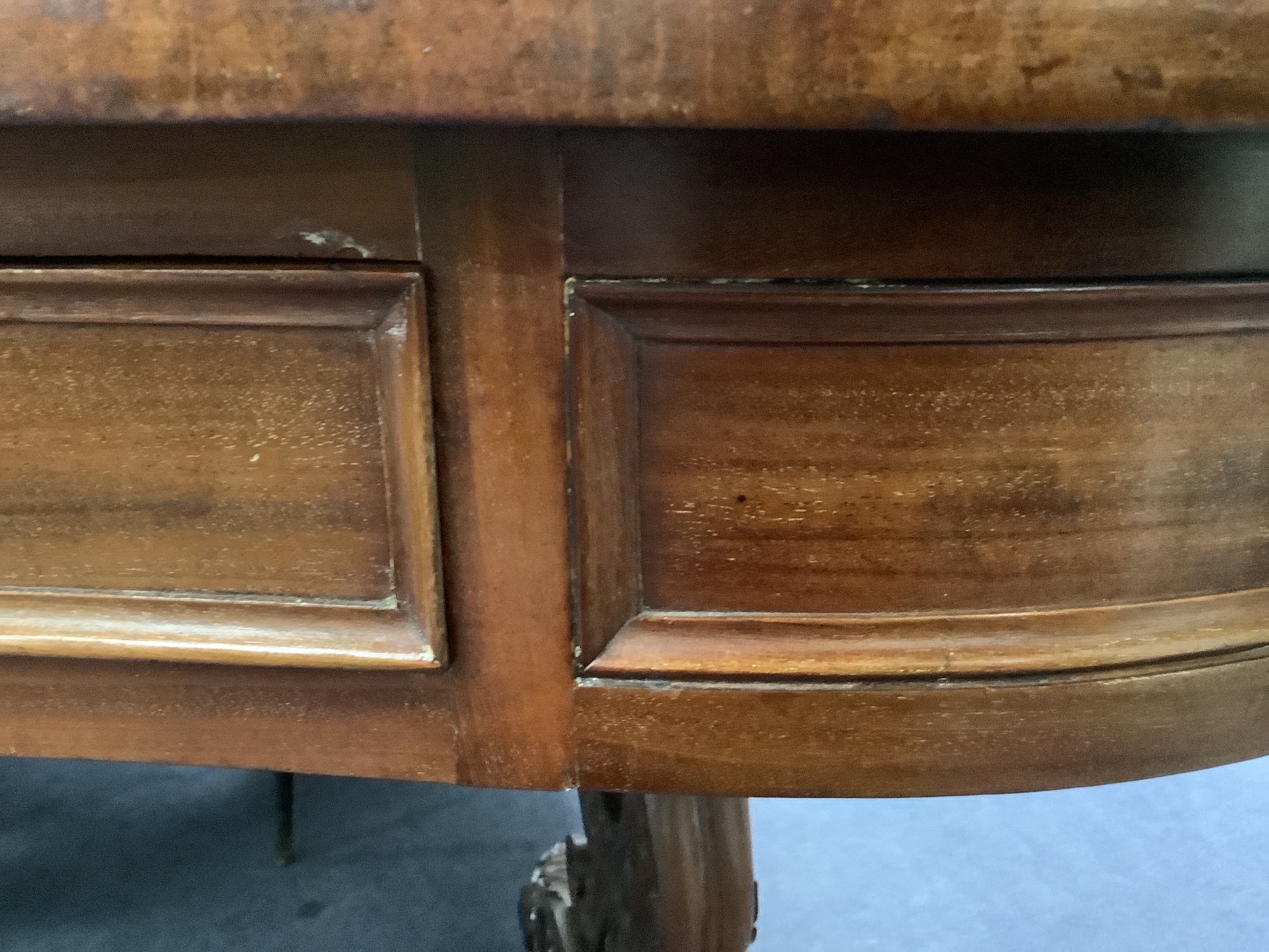 A William IV mahogany kidney shape table. W-150, D-180, H-72cm.